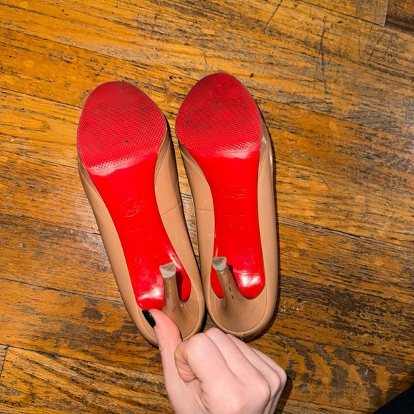 Christian Louboutin Nude Pumps. - Picture 3 of 8